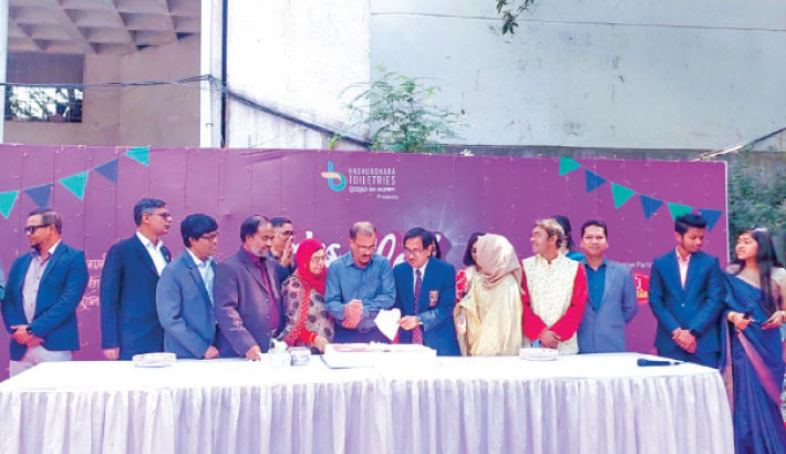 Bashundhara Toiletries supports ‘sales carnival’ at DU